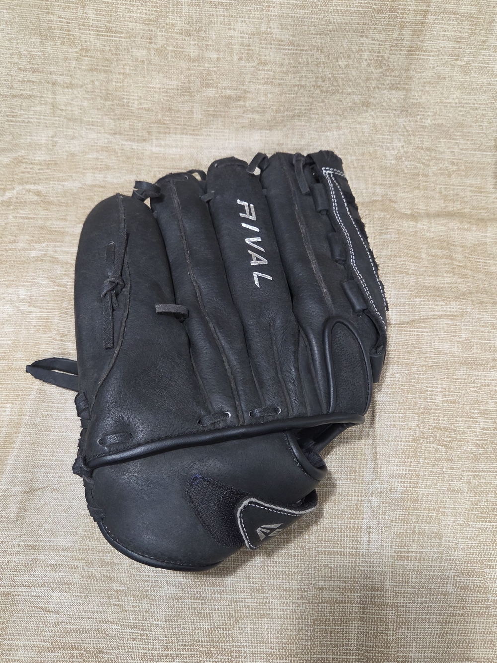 Easton Black Softball/Baseball Glove 13" Right Hand Throw - Picture 2 of 8